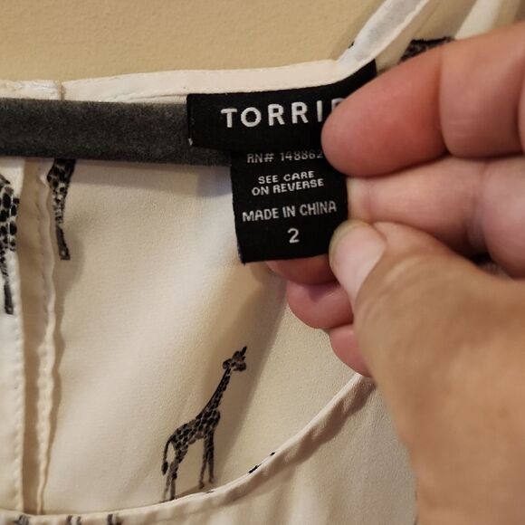 Torrid Relaxed White Blouse with Black Bird Print Size 2 - Picture 2 of 2
